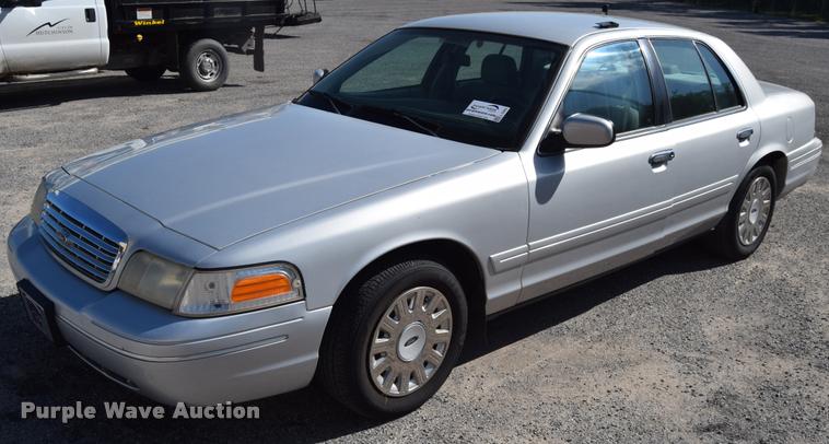 image for item L2569 2003 Ford Crown Victoria
