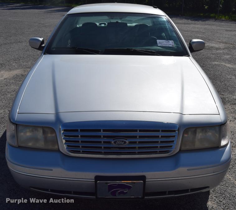 image for item L2569 2003 Ford Crown Victoria