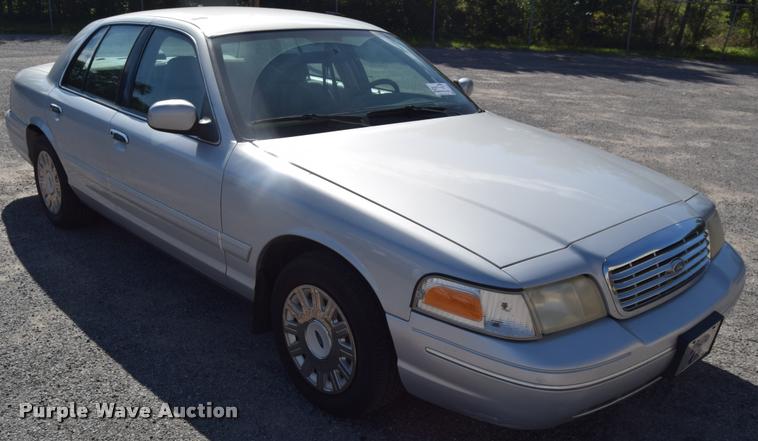 image for item L2569 2003 Ford Crown Victoria