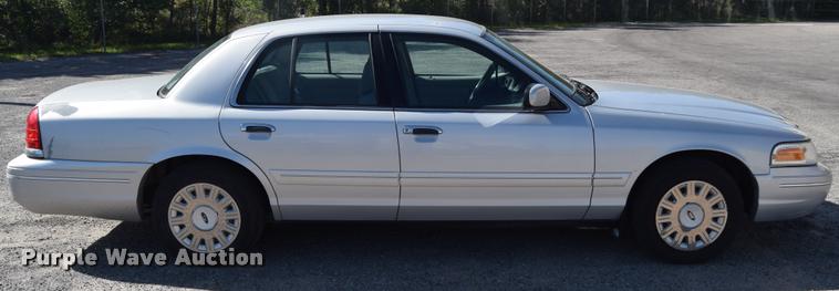 image for item L2569 2003 Ford Crown Victoria