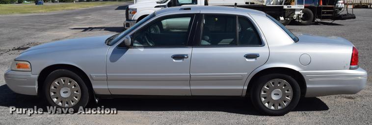 image for item L2569 2003 Ford Crown Victoria