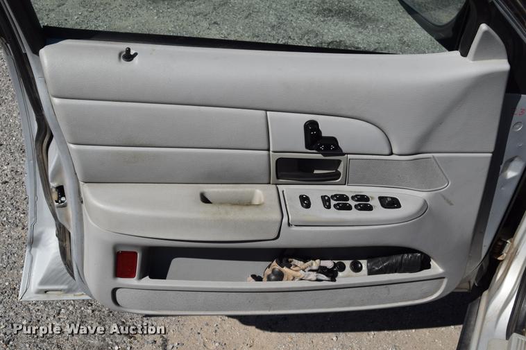 image for item L2569 2003 Ford Crown Victoria