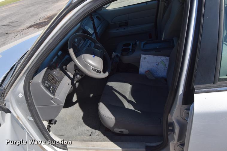 image for item L2569 2003 Ford Crown Victoria