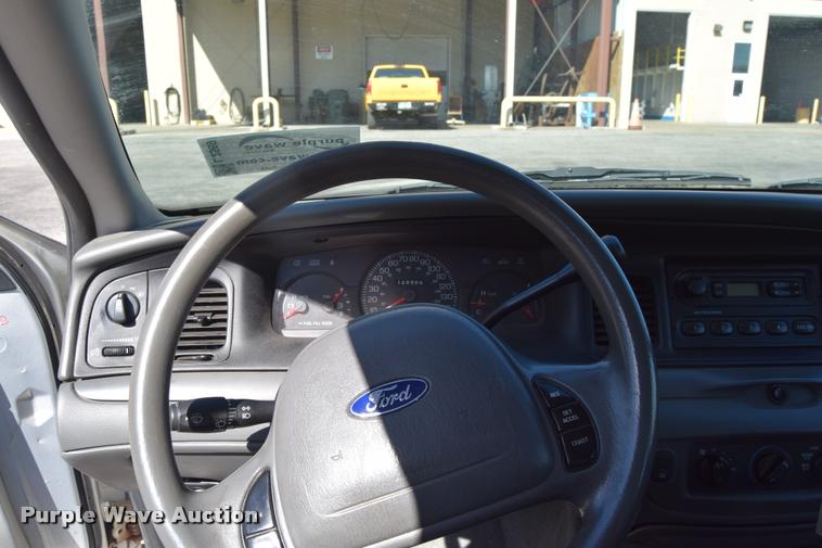 image for item L2569 2003 Ford Crown Victoria