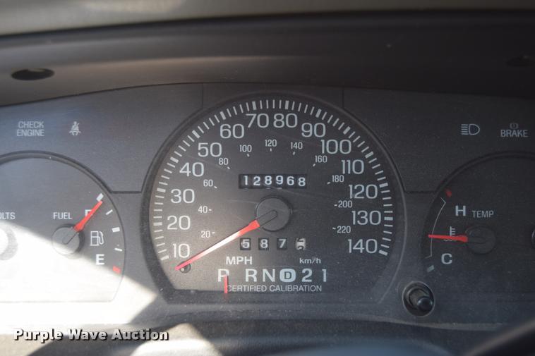 image for item L2569 2003 Ford Crown Victoria