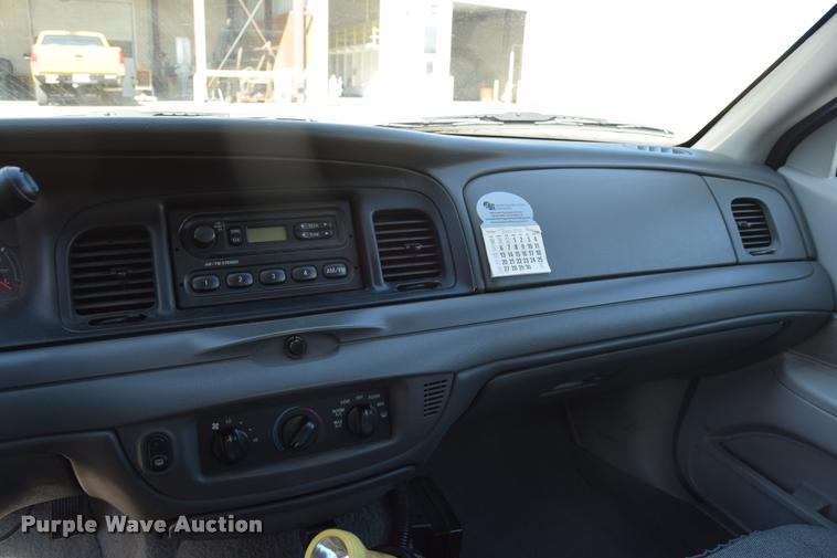 image for item L2569 2003 Ford Crown Victoria
