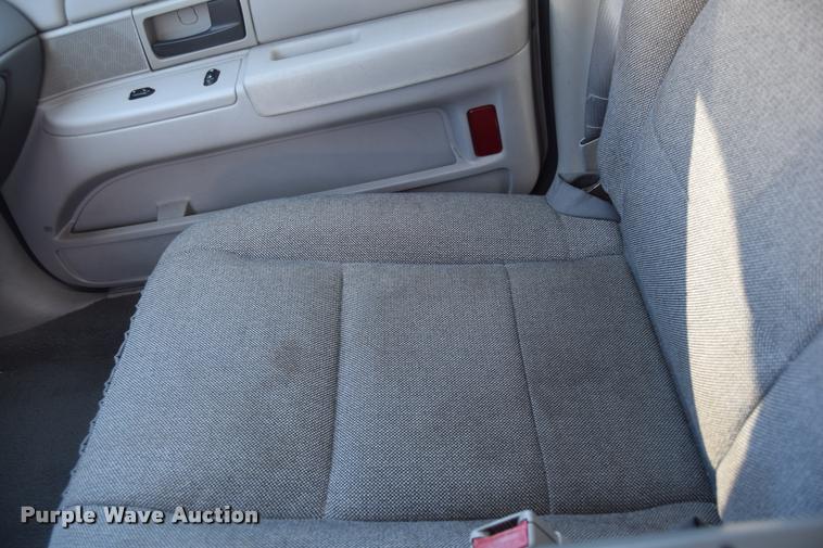 image for item L2569 2003 Ford Crown Victoria