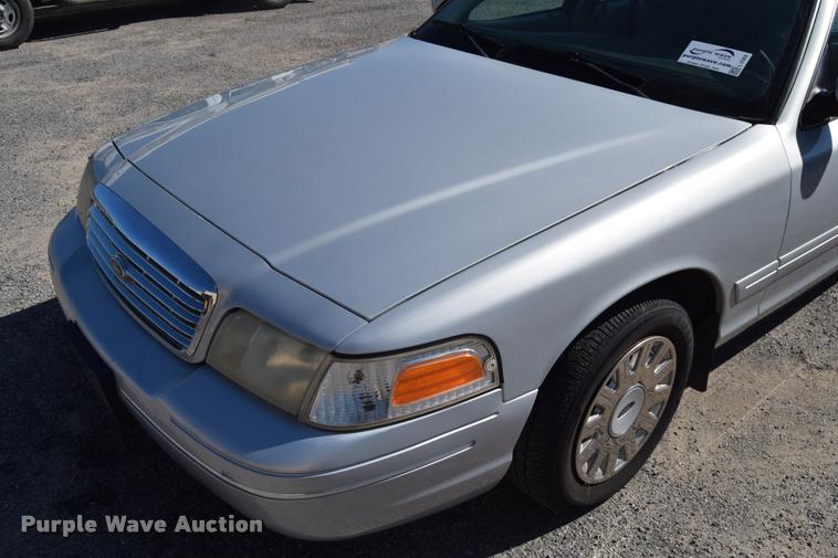 image for item L2569 2003 Ford Crown Victoria