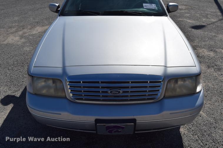image for item L2569 2003 Ford Crown Victoria