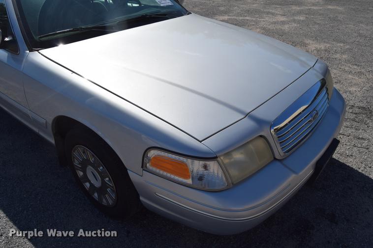 image for item L2569 2003 Ford Crown Victoria