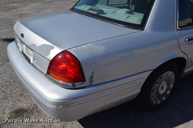 image for item L2569 2003 Ford Crown Victoria