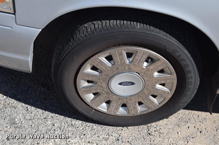 image for item L2569 2003 Ford Crown Victoria