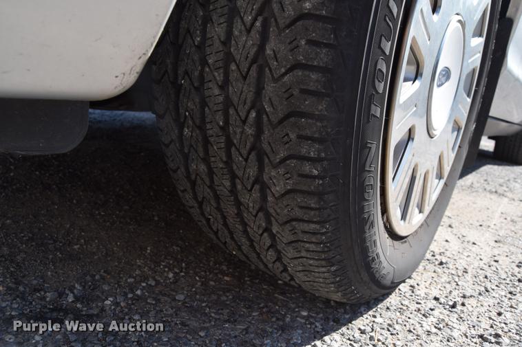 image for item L2569 2003 Ford Crown Victoria