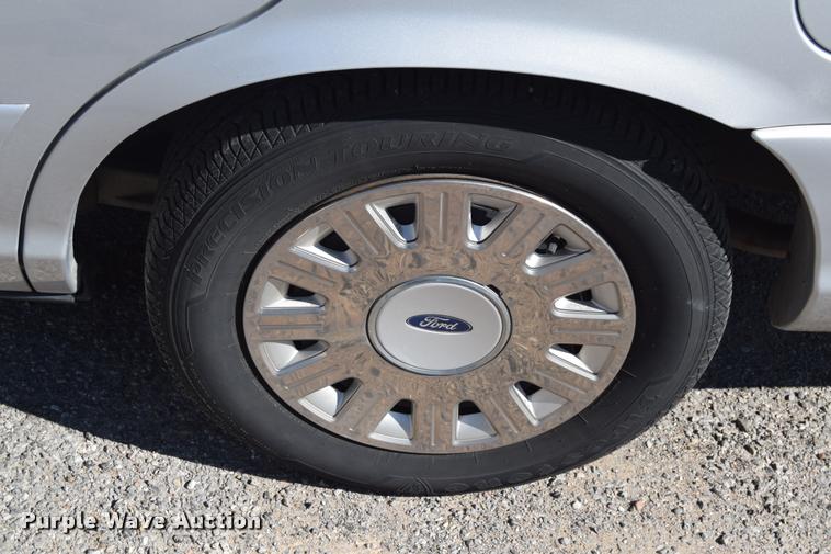 image for item L2569 2003 Ford Crown Victoria