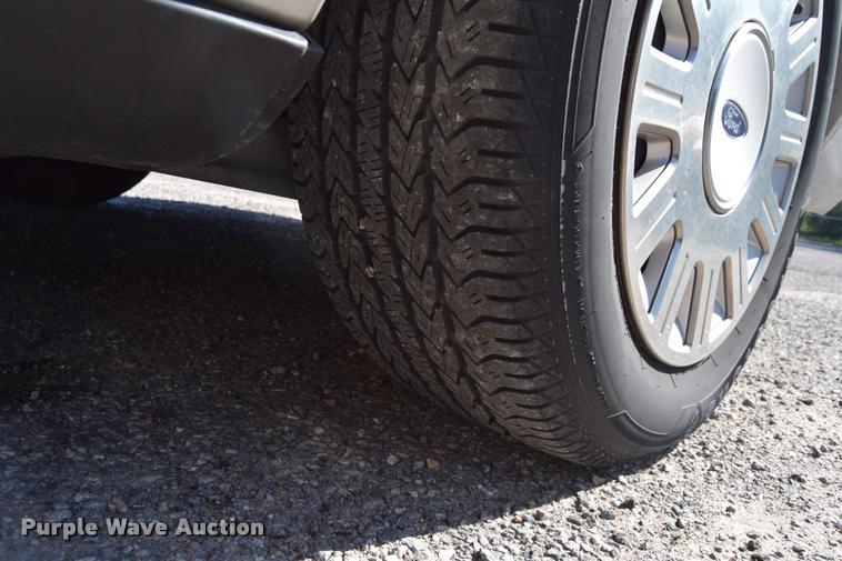 image for item L2569 2003 Ford Crown Victoria