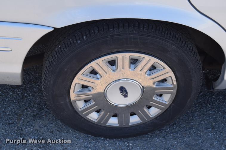 image for item L2569 2003 Ford Crown Victoria
