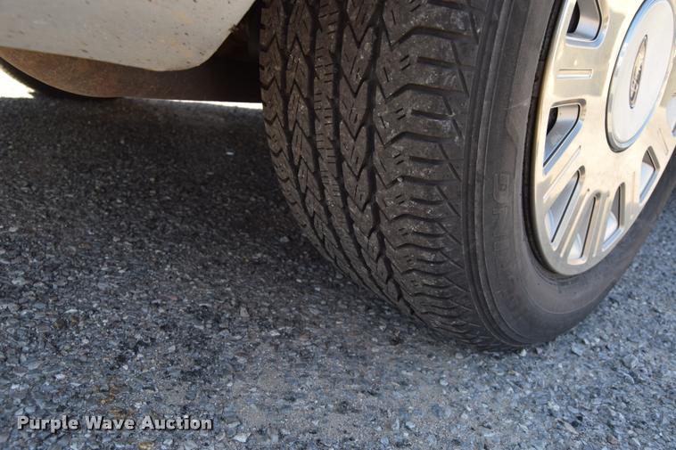 image for item L2569 2003 Ford Crown Victoria