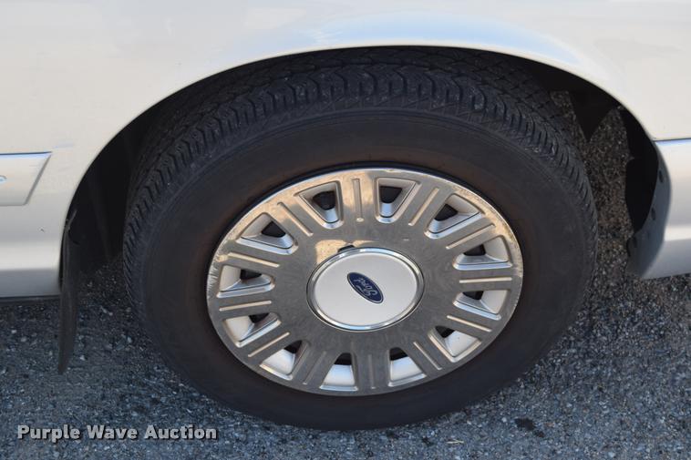 image for item L2569 2003 Ford Crown Victoria