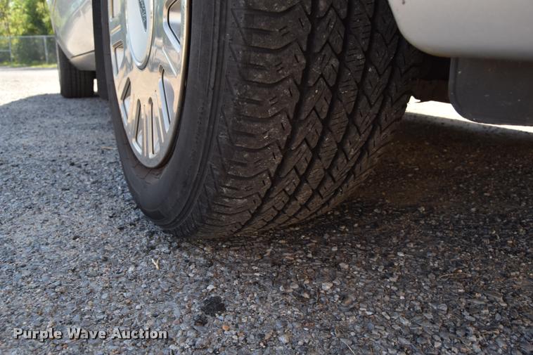 image for item L2569 2003 Ford Crown Victoria