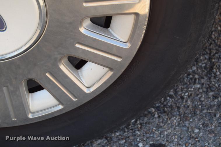 image for item L2569 2003 Ford Crown Victoria