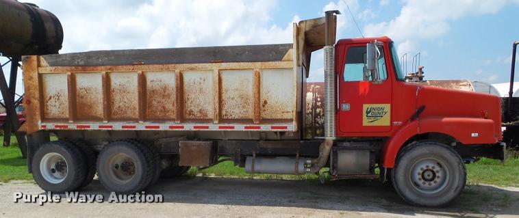 image for item L5522 1992 Volvo WG64 dump truck