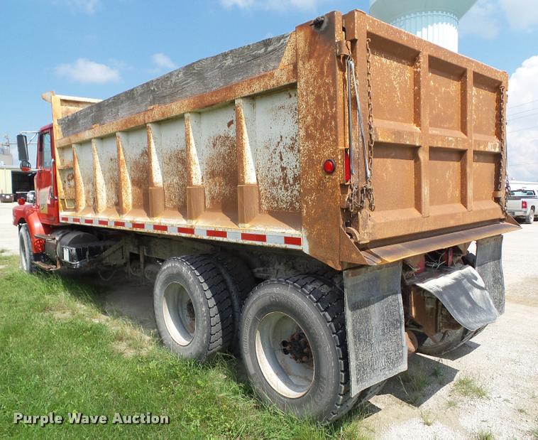 image for item L5522 1992 Volvo WG64 dump truck