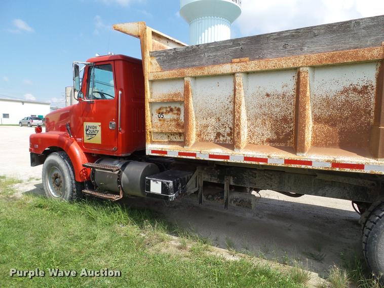 image for item L5522 1992 Volvo WG64 dump truck