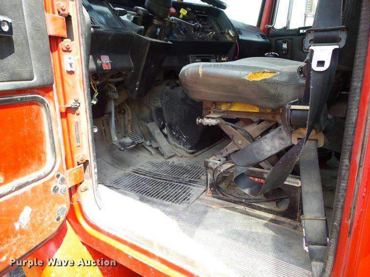 image for item L5522 1992 Volvo WG64 dump truck