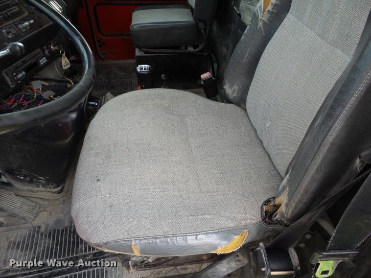 image for item L5522 1992 Volvo WG64 dump truck