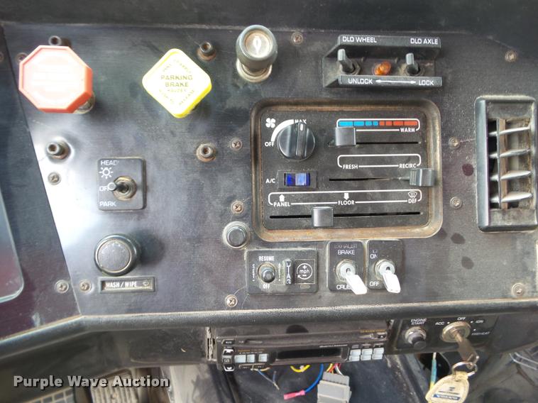 image for item L5522 1992 Volvo WG64 dump truck