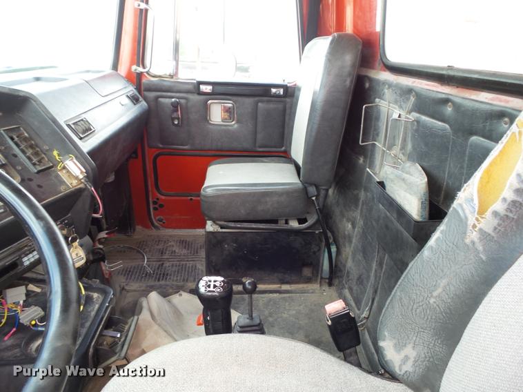image for item L5522 1992 Volvo WG64 dump truck