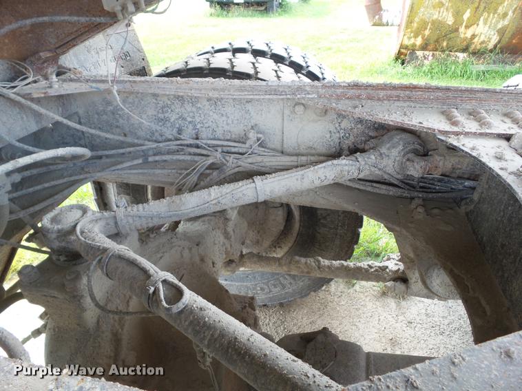 image for item L5522 1992 Volvo WG64 dump truck