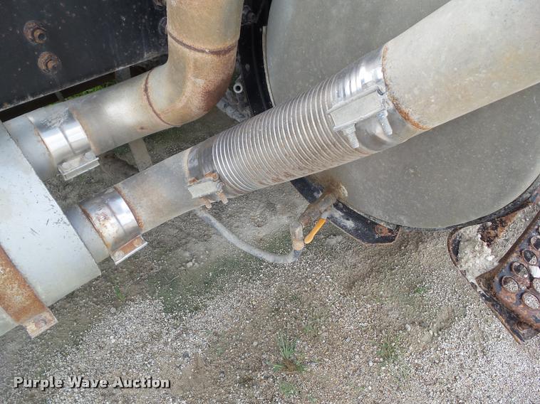 image for item L5522 1992 Volvo WG64 dump truck