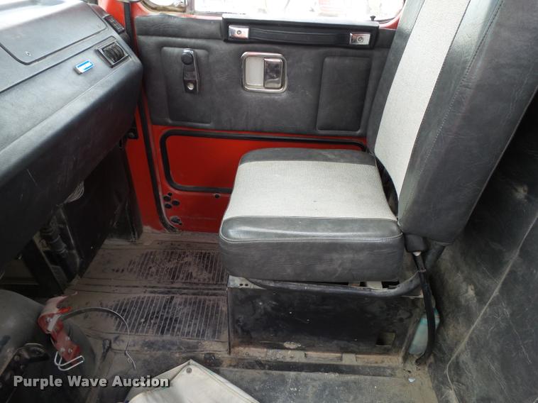 image for item L5522 1992 Volvo WG64 dump truck