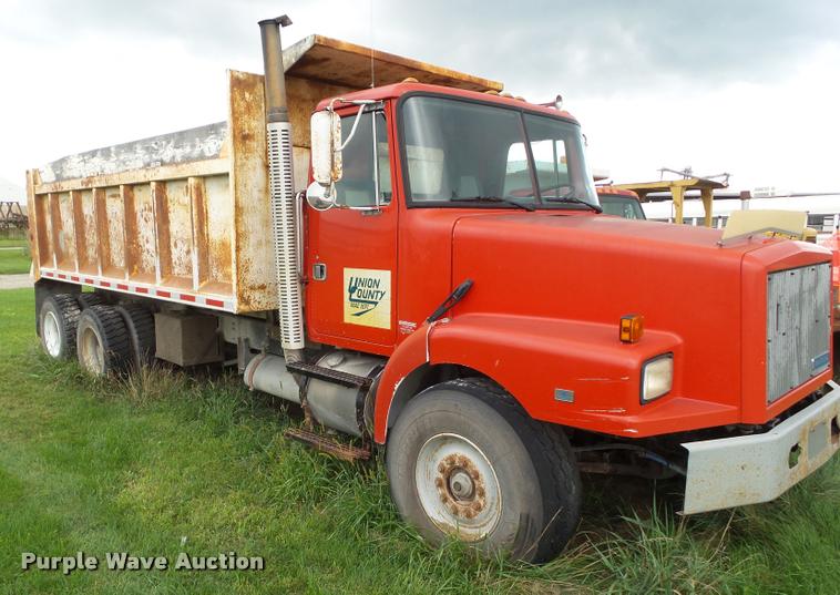 image for item L5523 1992 Volvo WG64 dump truck