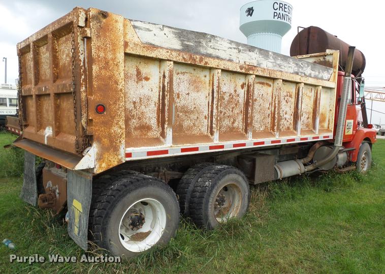 image for item L5523 1992 Volvo WG64 dump truck