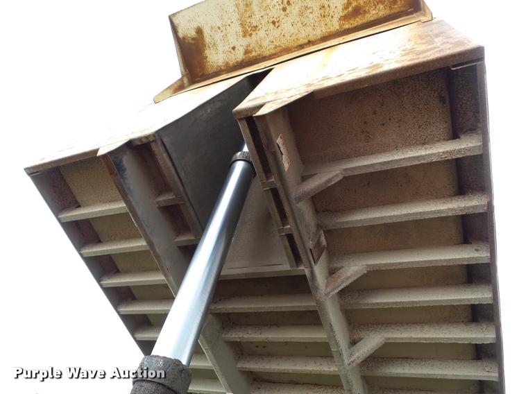 image for item L5523 1992 Volvo WG64 dump truck