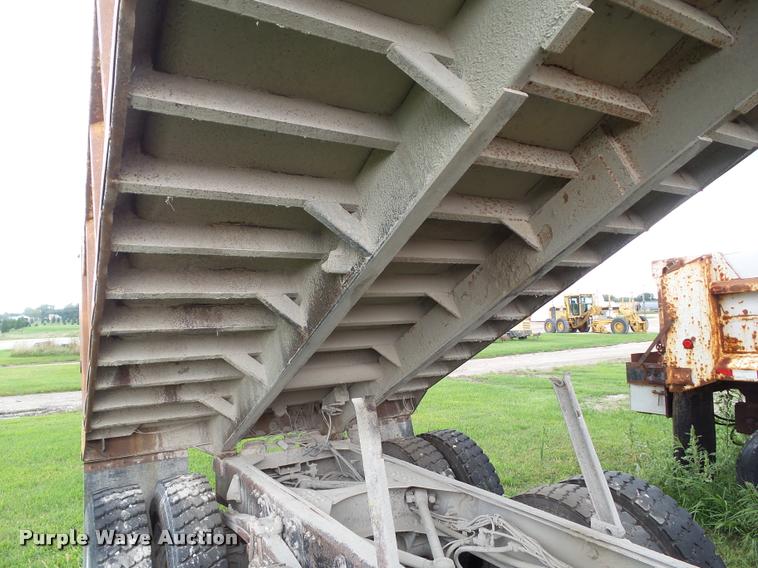 image for item L5523 1992 Volvo WG64 dump truck