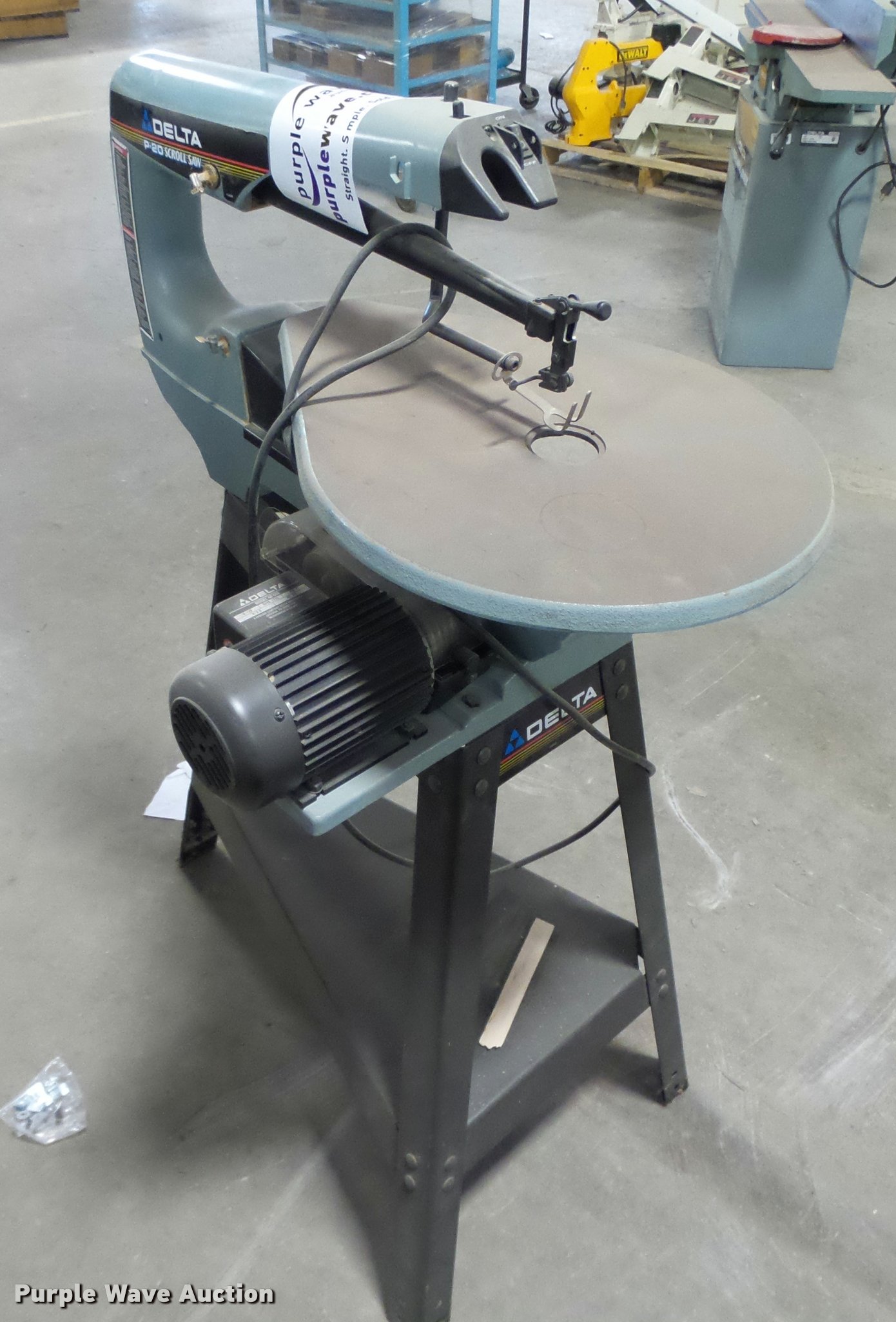 Delta P20 scroll saw in Des Moines, IA Item K2115 sold Purple Wave