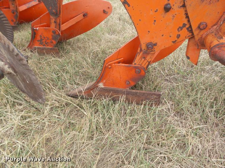 J I Case moldboard plow in Spearville, KS Item BY9582 sold Purple Wave