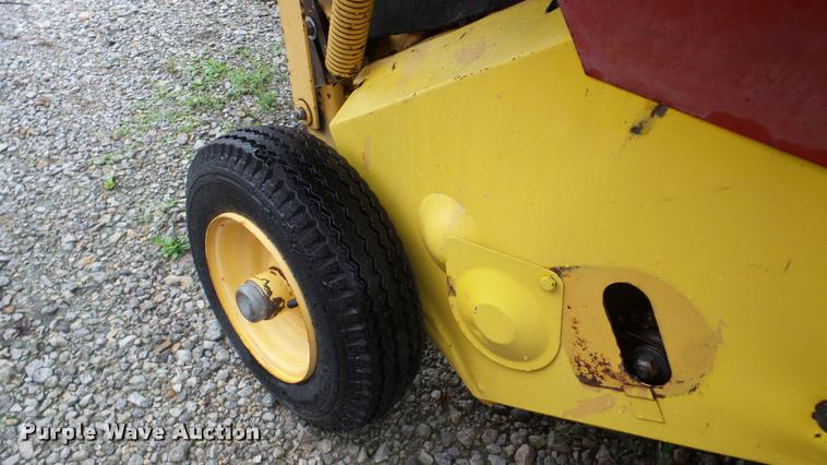 image for item DA2842 1995 New Holland 660 round baler