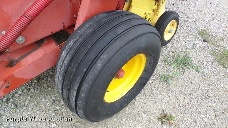 image for item DA2842 1995 New Holland 660 round baler