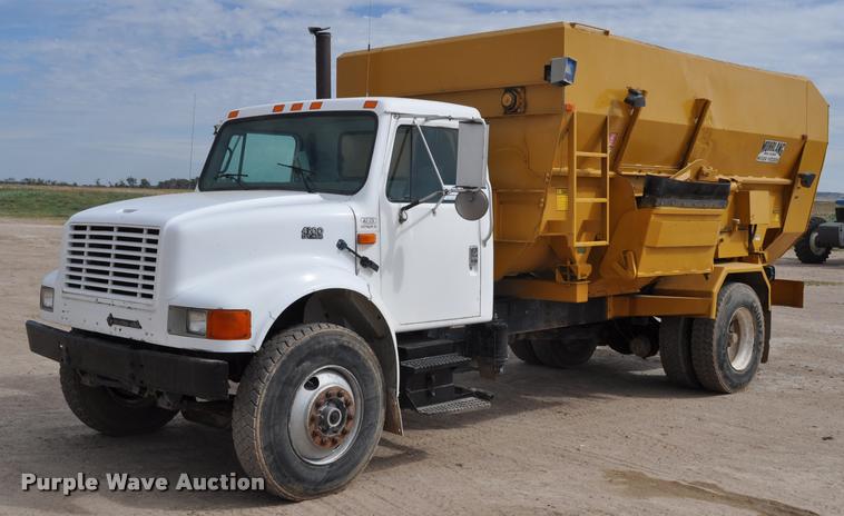 image for item G7490 1995 International 4900 feed truck