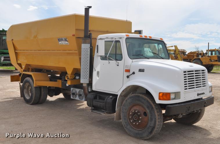 image for item G7490 1995 International 4900 feed truck