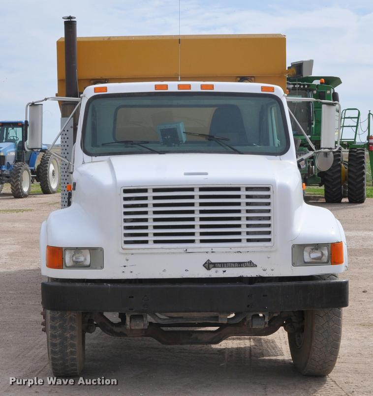 image for item G7490 1995 International 4900 feed truck