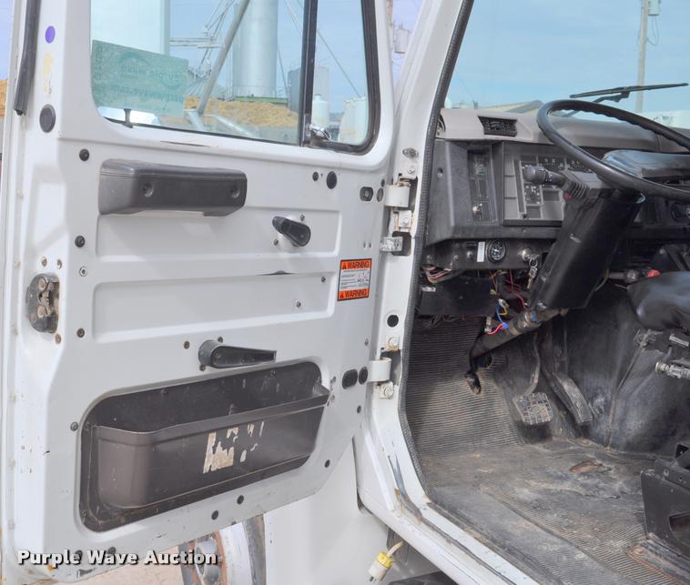 image for item G7490 1995 International 4900 feed truck