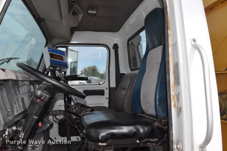 image for item G7490 1995 International 4900 feed truck