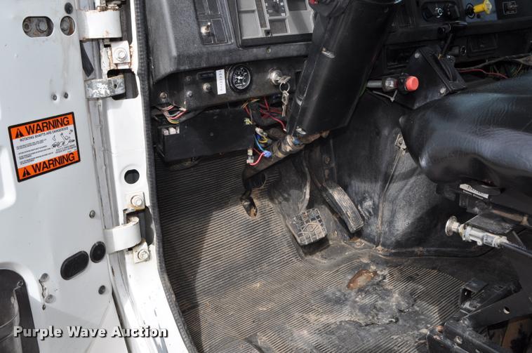 image for item G7490 1995 International 4900 feed truck