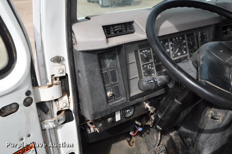 image for item G7490 1995 International 4900 feed truck