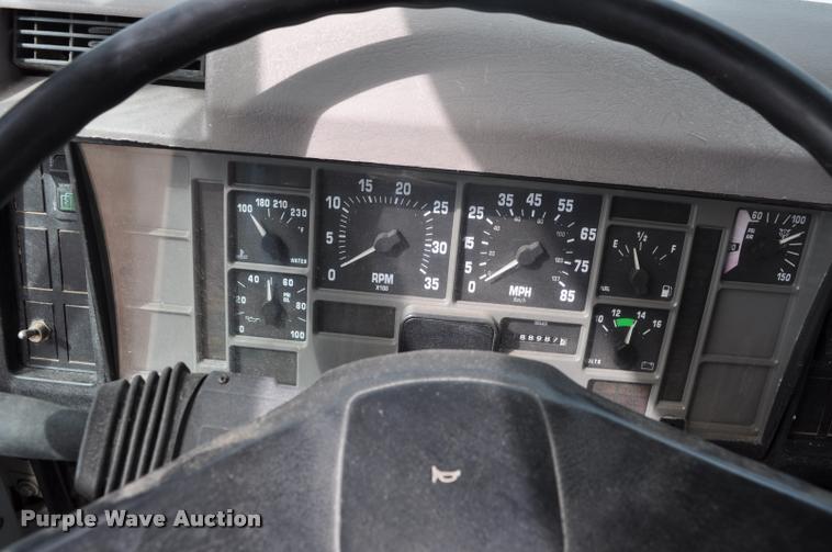 image for item G7490 1995 International 4900 feed truck